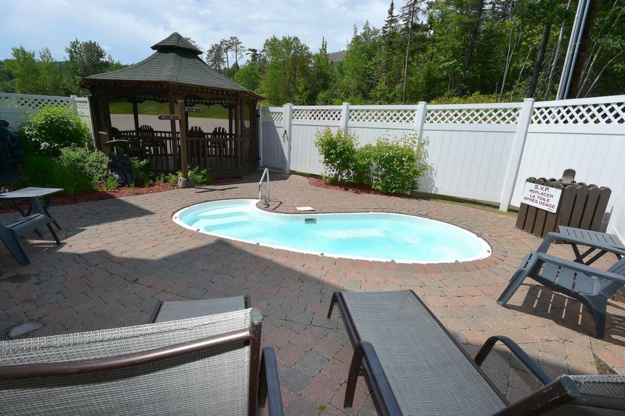 Les Pavillons Du Petit Manoir Du Casino Hotel La Malbaie Bagian luar foto