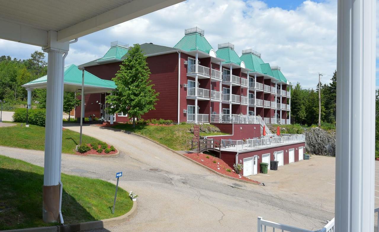 Les Pavillons Du Petit Manoir Du Casino Hotel La Malbaie Bagian luar foto